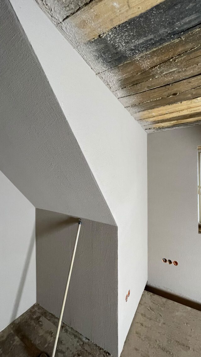 ♻️ Ökologischer Trockenbau in 4 Schritten:1️⃣ Erstellung einer Holzunterkonstruktion aus Konstruktionsvollholz und Rauhpund. Die Tiefe der Vorsatzschale kannst du so wählen, dass Elektriker & Klempner elegant ihre Leitungen verschwinden lassen können. ✅2️⃣ Ausdämmen des Hohlraums mit Stopfhanf. Dabei hast du kein Verschnitt (lose Dämmware) & du kannst auf die Dampfbremse verzichten, wenn es mit Lehmbauplatten weiter geht!3️⃣ Montieren der Lehmbauplatten mit einem entsprechenden Versatz und den richtigen Schrauben. Achte bitte dabei auf die Herstellerangaben. ✅4️⃣ Armieren der Wandflächen mit Lehmausgleichsputz und Gewebe. Dabei musst du größere Fehlstellen einen Tag vorher verputzen und auf eine ausreichende Überlappung der Gewebebahnen (10 cm pro Bahn) achten! ✅Benötigst du Hilfe beim ökologischen Trockenbau in deinem Altbau? - Dann meld dich🙋🏻‍♂️✏️ Schreib uns direkt hier im Post/Chat!
📲 www.malermeister-eder.com
📞 015207014405#maler #putzer #verputzen #eichsfeld #harz #sanierung #renovierung #zimmer #wand #außenwand #holz #unterkonstruktion #hanf #hanfdämmung #stopfhanf #lehmbauplatten #zuschnitt #montage #schrauben  #kompressor #armierung #putz #lehmputz #Bohle #Schlauch #gewicht #effizienz #kalkputz #kalkzementputz