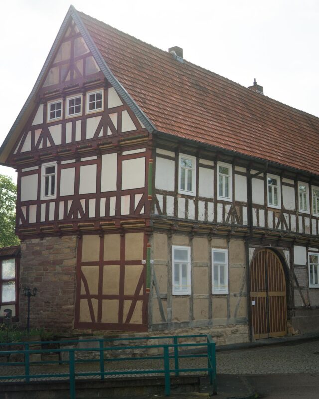 🏁 Am Fachwerkhaus treffen viele verschiedene Materialien zusammen. Diese müssen so verarbeitet & beschichtet werden, dass Feuchtigkeit eindringen und wieder austreten kann. Es ist logisch, dass besonders im Fugen- und Anschlussbereich ordentlich gearbeitet werden muss! Dies verursacht bei einer alten Fassade eine Menge Arbeit. 🔨🏚️👨🏻‍🎨Für uns steht deshalb bei einer umfangreichen Sanierung im Außenbereich die Langlebigkeit im Vordergrund. Einfach gesagt: „Ordentliche Ausführung - mit den richtigen Materialien - hält länger!“ 🏡✅🎯Planst du auch eine Fachwerksanierung & legst Wert auf eine ordentliche Ausführung der Malerarbeiten? - Dann meld dich! 🙋🏻‍♂️✏️ Schreib uns direkt hier im Post/Chat!
📲 www.malermeister-eder.com
📞 015207014405#maler #renovierung #sanierung #wand #haus #fachwerkhaus #balken #gefache #holz #kalkputz #weiß #farbe #rot  #malermeister #teamwork #gerüst #sandstrahlen #fassade #arbeit #eichsfeld #tor #verzierungen #fenster #vorhernachher #beforeandafter