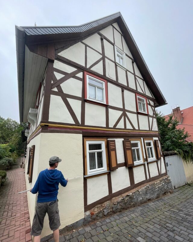 Wenn deine Gefache reißen und beinahe Abfallen, wird es Zeit für eine Erneuerung der Fachwerkfassade. Die Aufarbeitung der Balken ist in diesem Zug unumgänglich. ♻️
Wir achten bei jeder Sanierung auf die Wahl der passenden Baustoffe. Am Fachwerk verzichten wir deshalb auf Acryl, Silikon und Dispersion. Stattdessen verarbeiten wir ausschließlich ökologische Baustoffe, wie: Hanf, Kalkputz & Leinölfarbe, Silikatfarbe. 👨🏻‍🎨 💯Hast du eine marode Fachwerkfassade, welche fachgerecht aufgearbeitet werden soll? - Dann meld dich🙋🏻‍♂️✏️ Schreib uns direkt hier im Post/Chat!
📲 www.malermeister-eder.com
📞 015207014405#maler #putzer #verputzen #eichsfeld #sanierung #renovierung #fachwerk #fachwerkhaus #giebel  #schneckenpumpe #kompressor #weiß #braun #gerüst #Bohle #standölfarbe #kalkputz #hanfdämmung #silikatfarbe #filzputz #kalkzementputz