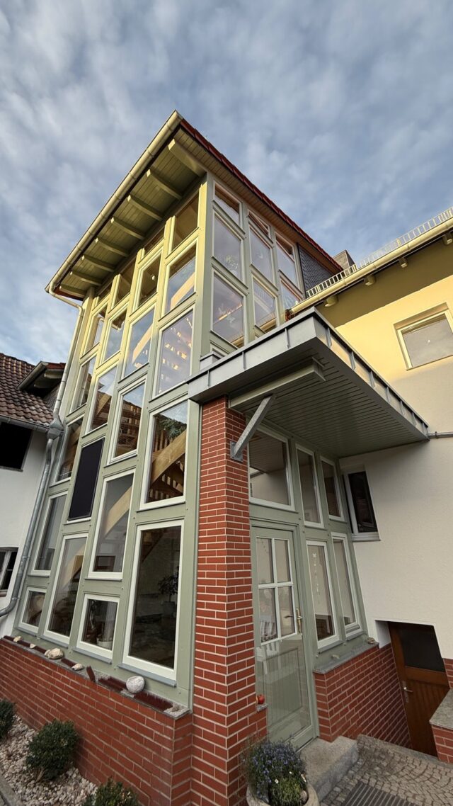 Blättrige Farbe am Fachwerk? - Sieht nicht nur doof aus, sondern schädigt sogar das Holz dahinter!Sieht dein Holzwerk am Haus so aus, dann ruf uns frühzeitig an! Wir kümmern uns um den Erhalt des Holzes! 🪵 👨🏻🎨✏️ Schreib uns direkt hier im Post/Chat!
📲 www.malermeister-eder.com
📞 015207014405#maler #fachwerk #ölfarbe #fenster #eichsfeld